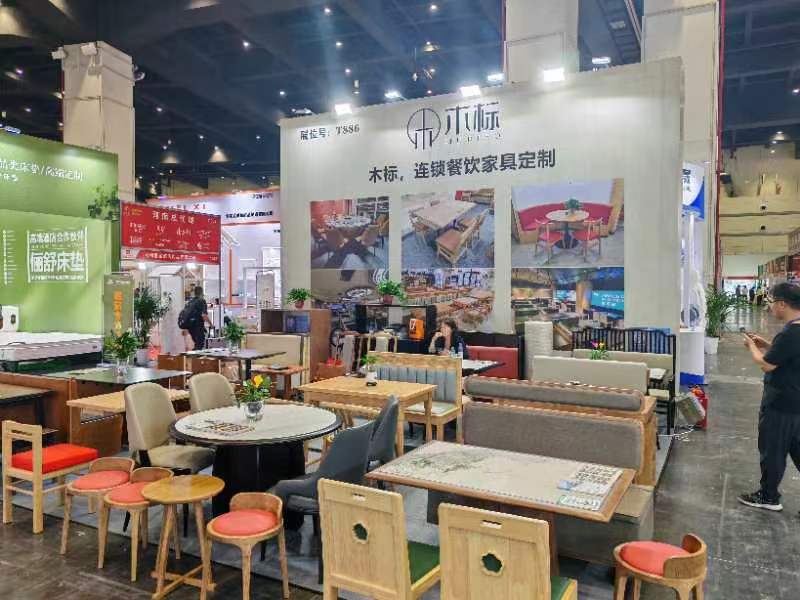 餐廳選實(shí)木家具好還是合成材料的家具好