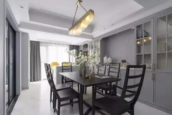 餐桌椅和餐邊柜很關(guān)鍵，搭配非常重要