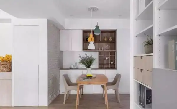 餐桌椅和餐邊柜很關(guān)鍵，搭配非常重要