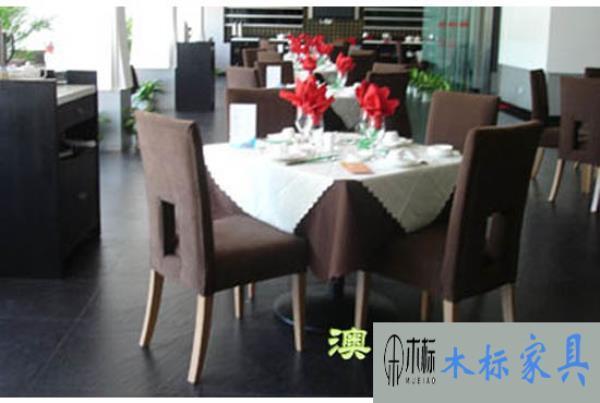 如何根據餐廳尺寸選擇桌椅 