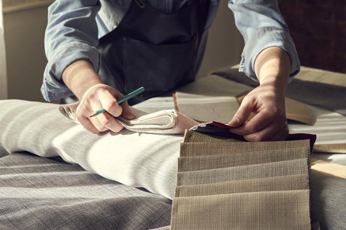 實木餐桌椅種類有哪些？桌椅定制廠家如何選？